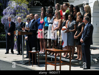 Il presidente Barack Obama accoglie favorevolmente l'Università del Connecticut 2009 NCAA femminile campionato di basket team per la Casa Bianca a Washington il 27 aprile 2009. (UPI foto/Kevin Dietsch) Foto Stock