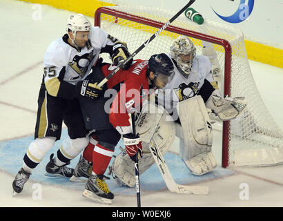 Pittsburgh Penguins defenceman Sergei Gonchar della Russia hits Washington capitelli in avanti Alex Ovechkin della Russia di fronte a Pittsburgh Penguins goalie Marc-andré Fleury durante il secondo periodo di gioco 1 del NHL Eastern Conference semifinali al Verizon Center di Washington il 2 maggio 2009. (UPI foto/Roger L. Wollenberg) Foto Stock