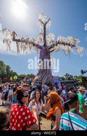 Pilton, Somerset, Regno Unito. 27 giu 2019. La struttura ad albero di Greenpeace - Il 2019 Festival di Glastonbury, azienda agricola degna. Glastonbury, 27 giugno 2019 il credito: Guy Bell/Alamy Live News Foto Stock