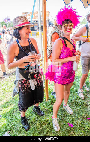 Pilton, Somerset, Regno Unito. 27 giu 2019. Per ballare e bere a mezzogiorno - il 2019 Festival di Glastonbury, azienda agricola degna. Glastonbury, 27 giugno 2019 il credito: Guy Bell/Alamy Live News Foto Stock