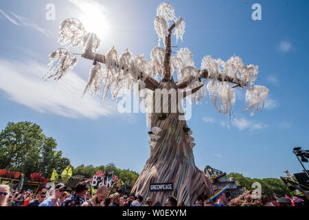 Pilton, Somerset, Regno Unito. 27 giu 2019. La struttura ad albero di Greenpeace - Il 2019 Festival di Glastonbury, azienda agricola degna. Glastonbury, 27 giugno 2019 il credito: Guy Bell/Alamy Live News Foto Stock