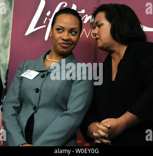 L'attrice Rosie O'Donnell colloqui con Shalita O'Neale, Congressional Foster Gioventù Intern e ex foster bambino, durante una conferenza stampa di presentazione della Foster Care Mentoring Act del 2009 sulla Capitol Hill a Washington il 6 maggio 2009. (UPI foto/Roger L. Wollenberg) Foto Stock