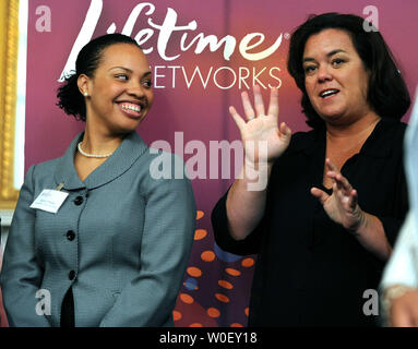 L'attrice Rosie O'Donnell colloqui con Shalita O'Neale, Congressional Foster Gioventù Intern e ex foster bambino, durante una conferenza stampa di presentazione della Foster Care Mentoring Act del 2009 sulla Capitol Hill a Washington il 6 maggio 2009. (UPI foto/Roger L. Wollenberg) Foto Stock