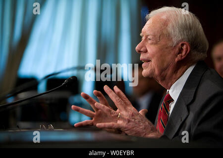 L ex Presidente Jimmy Carter testimonia circa la sicurezza energetica prima del Senato Comitato delle Relazioni Estere sul Campidoglio di Washington il 12 maggio 2009. (UPI foto/David Brody) Foto Stock