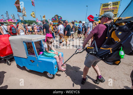 Pilton, Somerset, Regno Unito. 27 giu 2019. Tutte le modalità di trasporto per i bambini - Il 2019 Festival di Glastonbury, azienda agricola degna. Glastonbury, 27 giugno 2019 il credito: Guy Bell/Alamy Live News Foto Stock