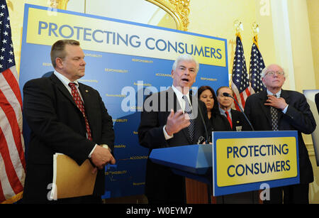 Il Sen. Jon Tester, D-MT, Sen. Christopher Dodd, D-CT, titolari di carta di credito Samantha e Don Moore, e Sen. Bernard Sanders, HO-VT (L a R) discutere carta di credito riforma sulla Capitol Hill a Washington il 13 maggio 2009. (UPI foto/Roger L. Wollenberg) Foto Stock