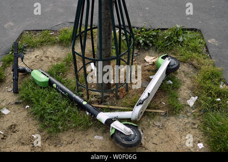 Vandalizzato escooter in via Parigi - Francia Foto Stock