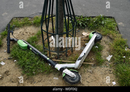 Vandalizzato escooter in via Parigi - Francia Foto Stock