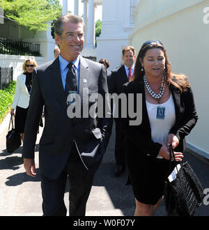 Attore Pierce Brosnan e sua moglie Keely Shaye-Smith tour la Casa Bianca a Washington il 19 maggio 2009. Pierce Brosnan è il Fondo internazionale per il benessere degli animali (IFAW) Global Whale ambasciatore. (UPI foto/Roger L. Wollenberg) Foto Stock