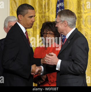 Stati Uniti Il presidente Barack Obama stringe la mano con il leader della maggioranza del Senato Harry Reid, D-NV, come sost. Maxine Waters, D-CA, guarda, dopo che Obama ha firmato la aiutare le famiglie a risparmiare le loro case atto nella Sala Est della Casa Bianca a Washington il 20 maggio 2009. (UPI foto/Roger L. Wollenberg) Foto Stock