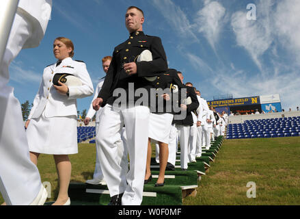 Laurea aspiranti guardiamarina arrivare per gli Stati Uniti L'Accademia Navale di graduazione e messa in servizio cerimonie presso Navy-Marine Corps Memorial Stadium in Annapolis, Maryland il 22 maggio 2009. (UPI foto/Roger L. Wollenberg)