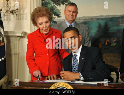 Il presidente Barack Obama segni del Ronald Reagan Centennial Commissione agiscono come ex first lady Nancy Reagan orologi alla Casa Bianca a Washington il 2 giugno 2009. (UPI foto/Kevin Dietsch) Foto Stock