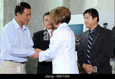 Yu Zhijian, Lu Decheng e Yu Dongyue (L a R) sono accolti dal Presidente della Camera Nancy Pelosi, D-CA, durante un evento per commemorare il ventesimo anniversario di piazza Tiananmen repressione in Cina contro la pro-democrazia studenti e manifestanti a Washington in data 4 giugno 2009. Soprannominato "Tre eroi di Tiananmen,' gettarono dye-riempito le uova il Presidente Mao ritratto appeso in piazza. Hanno trascorso 11 anni, 17 anni e 8 anni e 8 mesi di carcere rispettivamente. (UPI foto/Roger L. Wollenberg) Foto Stock