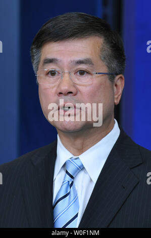 Il segretario del commercio Gary Locke parla di conversione DTV a Washington il 10 giugno 2009. A partire da venerdì stazioni televisive sarà necessaria per trasmettere nel nuovo formato digitale. (UPI foto/Kevin Dietsch) Foto Stock