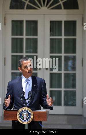 Il presidente Barack Obama offre un commento sul Senato il passaggio del 'Anti-Smoking Bill' e ha parlato anche sulle elezioni iraniane, nel giardino di rose alla Casa Bianca a Washington il 12 giugno 2009. Il disegno di legge dà la Food and Drug Administration il nuovo potere di regolare la nicotina nelle sigarette. (UPI foto/Kevin Dietsch) Foto Stock