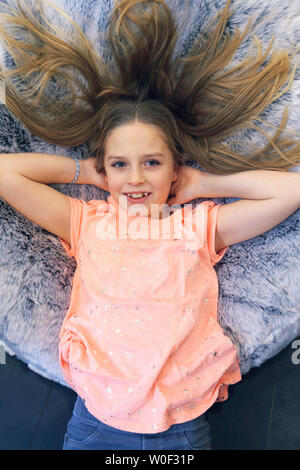 Ragazza di un pouf Foto Stock