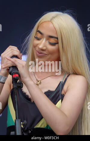 Tabitha Jade esibirsi sul palco del 2019 Africa Oye Festival musicale di Liverpool è Sefton Park. Foto Stock