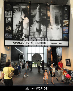 I turisti in piedi il Smithsonian Air & Space Museum's "Apollo sulla luna" presentano il 20 luglio 2009 a Washington, DC. Oggi è il quarantesimo anniversario della astronauta Neil Armstrong prima passeggiata sulla Luna via Apollo 11, il 20 luglio 1969. L'Apollo 11 equipaggio fu Armstrong, Buzz Aldrin e Michael Collins. (UPI foto/Pat Benic) Foto Stock