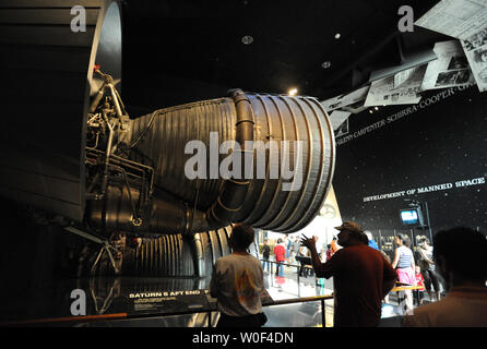 I turisti guardano il gigante di bruciatori di arretramento del Saturn V rocket presso lo Smithsonian Air & Space Museum's "Apollo sulla luna" presentano il 20 luglio 2009 a Washington, DC. Cinque giant di primo stadio a propulsione di motori il Saturn V e missioni Apollo nello spazio. Oggi è il quarantesimo anniversario della astronauta Neil Armstrong prima passeggiata sulla Luna via Apollo 11, il 20 luglio 1969. L'Apollo 11 equipaggio fu Armstrong, Buzz Aldrin e Michael Collins. (UPI foto/Pat Benic) Foto Stock