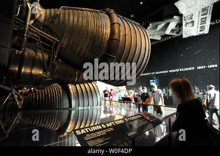 I turisti guardano il gigante di bruciatori di arretramento del Saturn V rocket presso lo Smithsonian Air & Space Museum's "Apollo sulla luna" presentano il 20 luglio 2009 a Washington, DC. Cinque giant di primo stadio a propulsione di motori il Saturn V e missioni Apollo nello spazio. Oggi è il quarantesimo anniversario della astronauta Neil Armstrong prima passeggiata sulla Luna via Apollo 11, il 20 luglio 1969. L'Apollo 11 equipaggio fu Armstrong, Buzz Aldrin e Michael Collins. (UPI foto/Pat Benic) Foto Stock