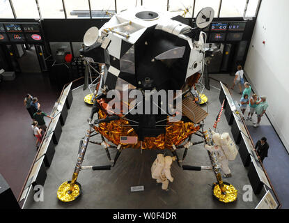 Un mock-up di Apollo Modulo Lunare sulla luna è visualizzato in corrispondenza del Smithsonian Air & Space Museum il 20 luglio 2009 a Washington, DC. Oggi è il quarantesimo anniversario della astronauta Neil Armstrong prima passeggiata sulla Luna via Apollo 11, il 20 luglio 1969. L'Apollo 11 equipaggio fu Armstrong, Buzz Aldrin e Michael Collins. (UPI foto/Pat Benic) Foto Stock