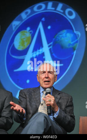 Ex Apollo 7 e Apollo 13 astronauta James Lovell parla sulla sua esperienza presso la NASA durante una conferenza stampa per il quarantesimo anniversario dell'atterraggio lunare NASA sede a Washington il 20 luglio 2009. (UPI foto/Kevin Dietsch) Foto Stock