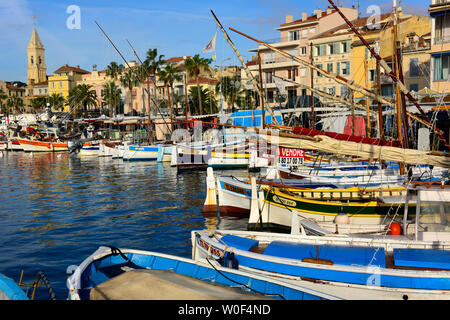 Francia, Var, Sanary-sur-Mer, il porto con le barche Foto Stock