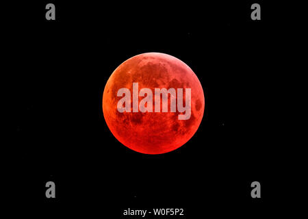 Seine et Marne. Eclissi lunare totale del 21 gennaio 2019. La totalità. Immagine riceve un trattamento speciale per evidenziare i contrasti sulla superficie della Luna eclissata. Foto Stock