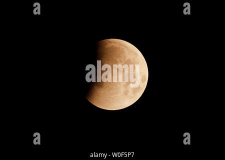 Seine et Marne. Eclissi lunare totale del 21 gennaio 2019. Fase parziale prima della totalità. Foto Stock