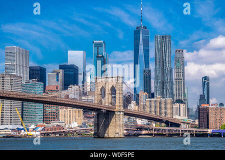 Stati Uniti d'America, New York Manhattan, il Ponte di Brooklyn (1883) e la parte inferiore di Manhattan Torri Foto Stock