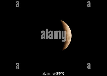 Seine et Marne. Eclissi lunare totale del 21 gennaio 2019. Fase parziale prima della totalità. Foto Stock