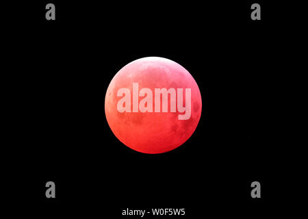 Seine et Marne. Eclissi lunare totale del 21 gennaio 2019. Fine della totalità. Foto Stock
