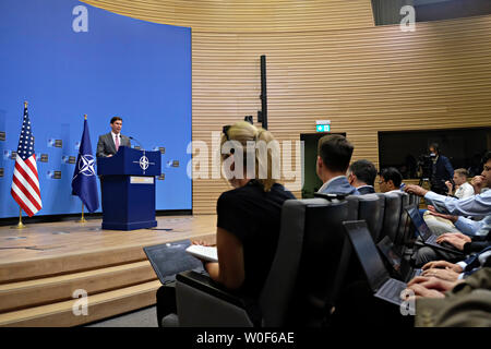 Bruxelles, Belgio. Il 27 giugno 2019. Deliberando a noi il Segretario alla difesa Mark Esper dà una conferenza stampa sui risultati della riunione dei ministri degli Esteri della Nato presso la sede della NATO. Alexandros Michailidis/Alamy Live News Foto Stock