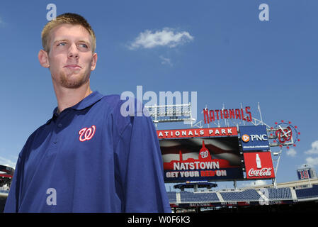 Stephen Strasburgo, il top selezione nel 2009 il primo anno di progetto di lettore, arriva ad una conferenza stampa per essere introdotto come nuovo membro del Washington cittadini a cittadini Parco di Washington il 21 agosto 2009. UPI/Alexis C. Glenn Foto Stock