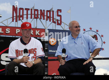 Stephen Strasburgo, il top selezione nel 2009 il primo anno di progetto di lettore, viene introdotto dal General Manager di Mike Rizzo come nuovo membro del Washington cittadini a cittadini Parco di Washington il 21 agosto 2009. UPI/Alexis C. Glenn Foto Stock