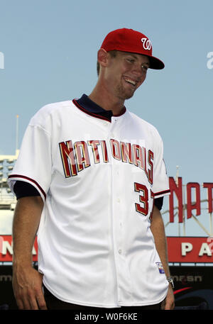 Stephen Strasburgo, la prima selezione del 2009 MLB Primo anno Player bozza, sorrisi come egli è introdotto come nuovo membro del Washington cittadini a cittadini Parco di Washington il 21 agosto 2009. UPI/Alexis C. Glenn Foto Stock