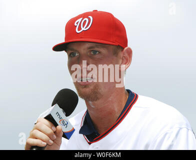 Stephen Strasburgo, la prima selezione del 2009 MLB Primo anno Player bozza, è introdotto come nuovo membro del Washington cittadini a cittadini Parco di Washington il 21 agosto 2009. UPI/Alexis C. Glenn Foto Stock