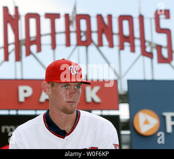 Stephen Strasburgo, la prima selezione del 2009 MLB Primo anno Player bozza, è introdotto come nuovo membro del Washington cittadini a cittadini Parco di Washington il 21 agosto 2009. UPI/Alexis C. Glenn Foto Stock