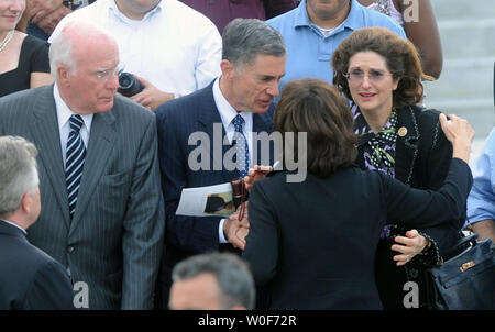 Vicki Kennedy (2R), vedova di U.S. Il senatore Edward Kennedy, saluta Lynda Bird Johnson Robb, figlia del Presidente Lyndon Johnson e il marito ex senatore Charles Robb, come Sen. Patrick Leahy (D-VT) appare, al di fuori degli STATI UNITI Capitol Building, come membri del Congresso e tra attuali ed ex membri del personale del senatore Kennedy si radunano i passaggi, a Washington il 29 agosto 2009. Il senatore Kennedy, scomparso il 25 agosto all'età di 77, sarà sepolto oggi presso il Cimitero Nazionale di Arlington. UPI/Alexis C. Glenn Foto Stock