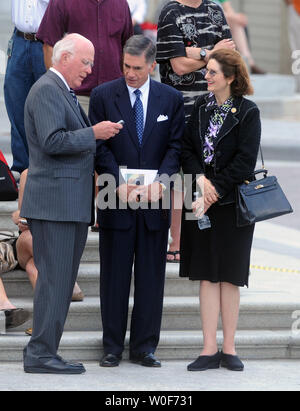 Lynda Bird Johnson Robb, figlia del Presidente Lyndon Johnson e il marito ex senatore Charles Robb parlare con il senatore Patrick Leahy (D-VT) (L) prima del trasporto funebre i resti di U.S. Il senatore Edward Kennedy arriva al di fuori degli STATI UNITI Campidoglio di Washington il 29 agosto 2009. Il senatore Kennedy, scomparso il 25 agosto all'età di 77, sarà sepolto oggi presso il Cimitero Nazionale di Arlington. UPI/Alexis C. Glenn Foto Stock