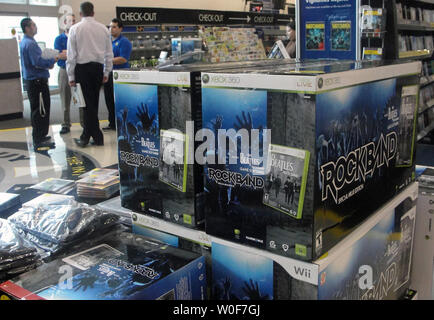 Un display per il nuovo video game 'Beatles: Rock Band' è visto in un negozio Best Buy di Fairfax, Virginia il giorno dell'uscita del gioco, 9 settembre 2009. UPI/Alexis C. Glenn Foto Stock