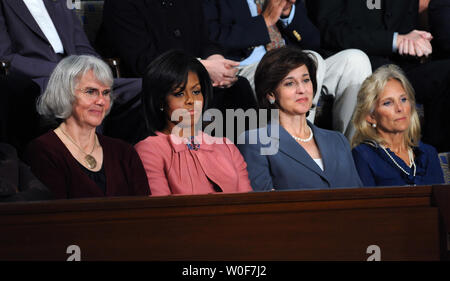 La First Lady Michelle Obama (2 L) ascolta come U.S. Il presidente Barack Obama offre un discorso su della riforma sanitaria prima di una sessione congiunta del Congresso in Stati Uniti Campidoglio di Washington il 9 settembre 2009. Con la First Lady sono Ellen Linderman (L), di Carrington, North Dakota, Vicki Kennedy, vedova del Sen. Edward Kennedy (2R), e il dottor Jill Biden, moglie del Vice Presidente Joe Biden. UPI/Alexis C. Glenn Foto Stock