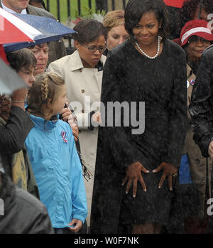 La First Lady Michelle Obama si prepara a salutare gli ospiti dopo una cerimonia al Pentagono il 9-11 Memorial segnando l'ottavo anniversario degli attacchi terroristici, in Arlington, Virginia, l 11 settembre 2009. UPI/Roger L. Wollenberg Foto Stock