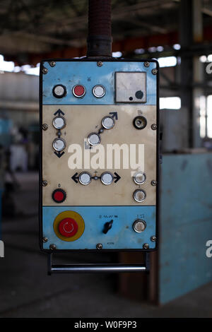 Retro del pannello di controllo per le macchine in una vecchia fabbrica. Primo piano del vecchio pannello di controllo. Foto Stock