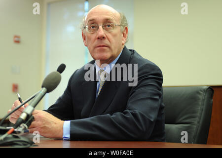 Kenneth Feinberg, speciale per Master Executive Compensation sotto il travagliato Asset Relief Program (tarp), parla nel suo recente rapporto rilasciato quale delineato pagare le restrizioni per il dipendente superiore a sette dei più grandi degli Stati Uniti le società finanziarie, a Washington il 23 ottobre 2009. UPI/Kevin Dietsch Foto Stock