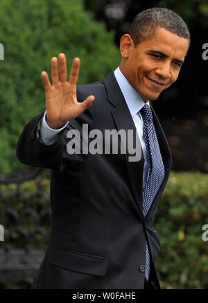 Il presidente Barack Obama onde per la stampa come egli cammina a Marina Uno di discostarsi dalla Casa Bianca, 1 novembre 2009, a Washington. Obama è su gite di un giorno a Camden e Newark, New Jersey per la campagna di governatore democratico Jon Corzine, chi è in una robusta rielezione battaglia con il suo avversario Repubblicano. ( UPI foto/Mike Theiler) Foto Stock