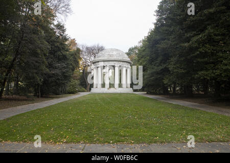 Spesso trascurata dai turisti e residenti, la DC Memoriale di guerra sul National Mall si trova trascurato e nella necessità di restauro di 10 Novembre 2009. Creato nel 1931 in memoriam di DC di residenti che hanno perso la vita nella guerra mondiale I, è l'unico monumento nella capitale della nazione dedicati alla Grande Guerra. UPI/Madeline Marshall Foto Stock