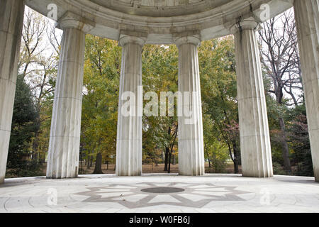 Spesso trascurata dai turisti e residenti, la DC Memoriale di guerra sul National Mall si trova trascurato e nella necessità di restauro di 10 Novembre 2009. Creato nel 1931 in memoriam di DC di residenti che hanno perso la vita nella guerra mondiale I, è l'unico monumento nella capitale della nazione dedicati alla Grande Guerra. UPI/Madeline Marshall Foto Stock