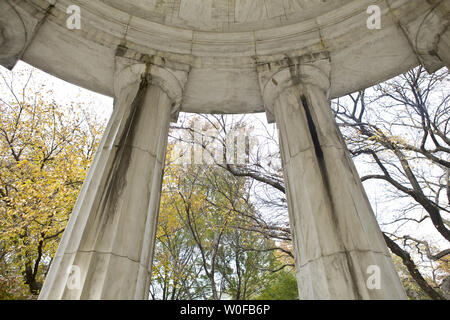 Spesso trascurata dai turisti e residenti, la DC Memoriale di guerra sul National Mall si trova trascurato e nella necessità di restauro di 10 Novembre 2009. Creato nel 1931 in memoriam di DC di residenti che hanno perso la vita nella guerra mondiale I, è l'unico monumento nella capitale della nazione dedicati alla Grande Guerra. UPI/Madeline Marshall Foto Stock