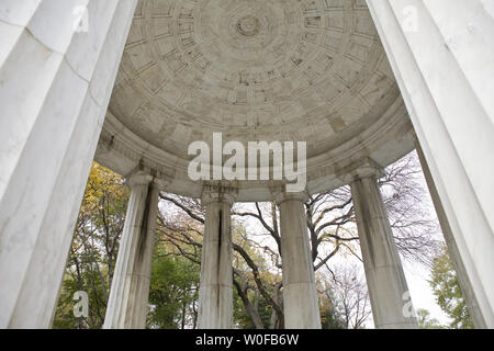 Spesso trascurata dai turisti e residenti, la DC Memoriale di guerra sul National Mall si trova trascurato e nella necessità di restauro di 10 Novembre 2009. Creato nel 1931 in memoriam di DC di residenti che hanno perso la vita nella guerra mondiale I, è l'unico monumento nella capitale della nazione dedicati alla Grande Guerra. UPI/Madeline Marshall Foto Stock